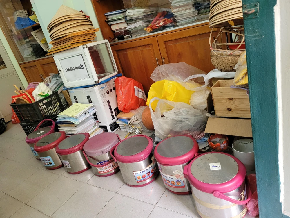 Dàn nồi ủ được cô Huyền huy động từ tất cả các thầy cô trong trường.