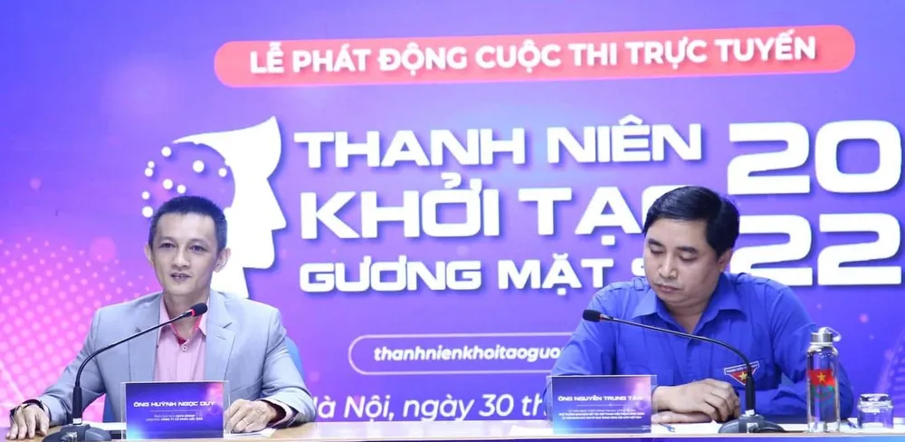 Anh Nguyễn Trung Tâm, Phó Trưởng Ban đoàn kết tập hợp thanh niên Trung ương Đoàn và ông Huỳnh Ngọc Duy, Giám đốc điều hành Mắt Bão, trả lời câu hỏi của báo chí. Ảnh: HĐ