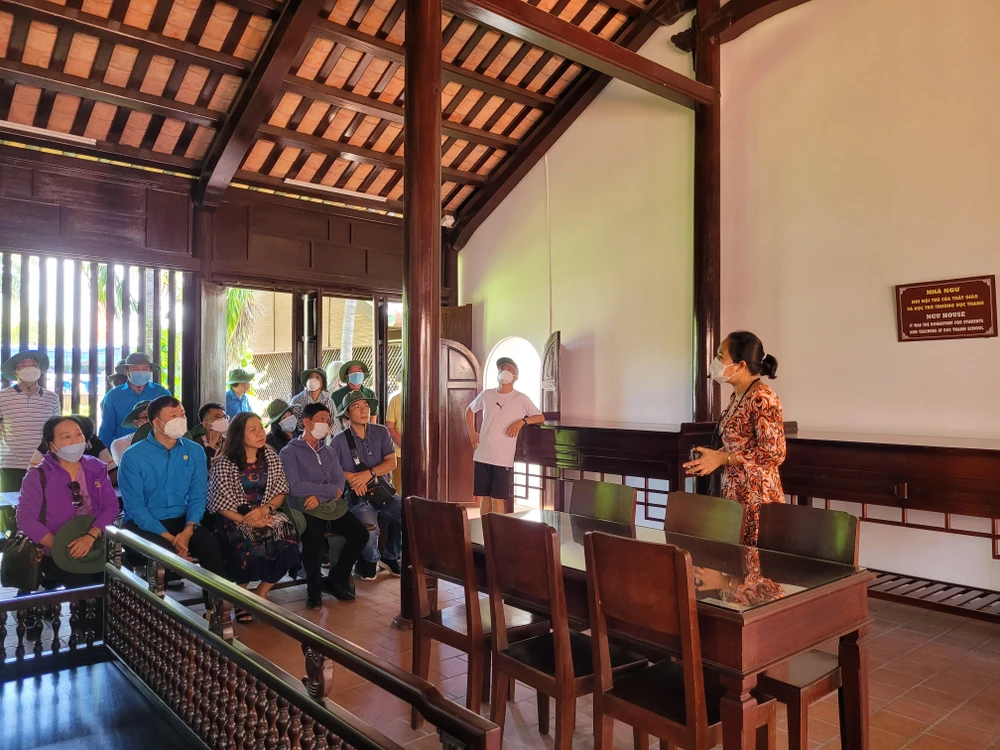 Nhà Ngự, nơi ở của các thầy và học trò ở xa đến học.