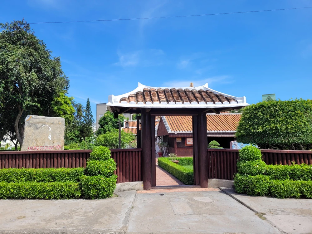 Cổng chính vào trường Dục Thanh