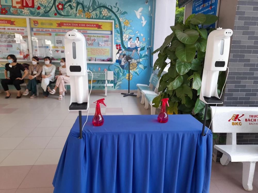 Hệ thống phòng dịch được trang bị nhưng không thí sinh nào sử dụng vì HS ùa vào quá đông.