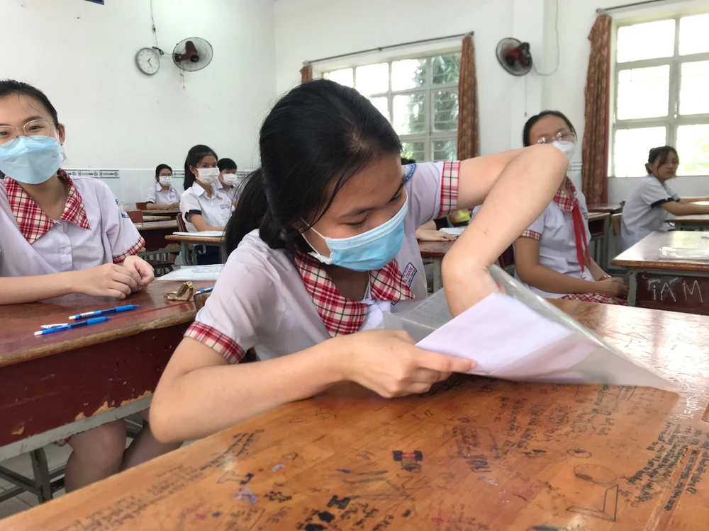 Thí sinh vào phòng thi chuẩn bị làm bài