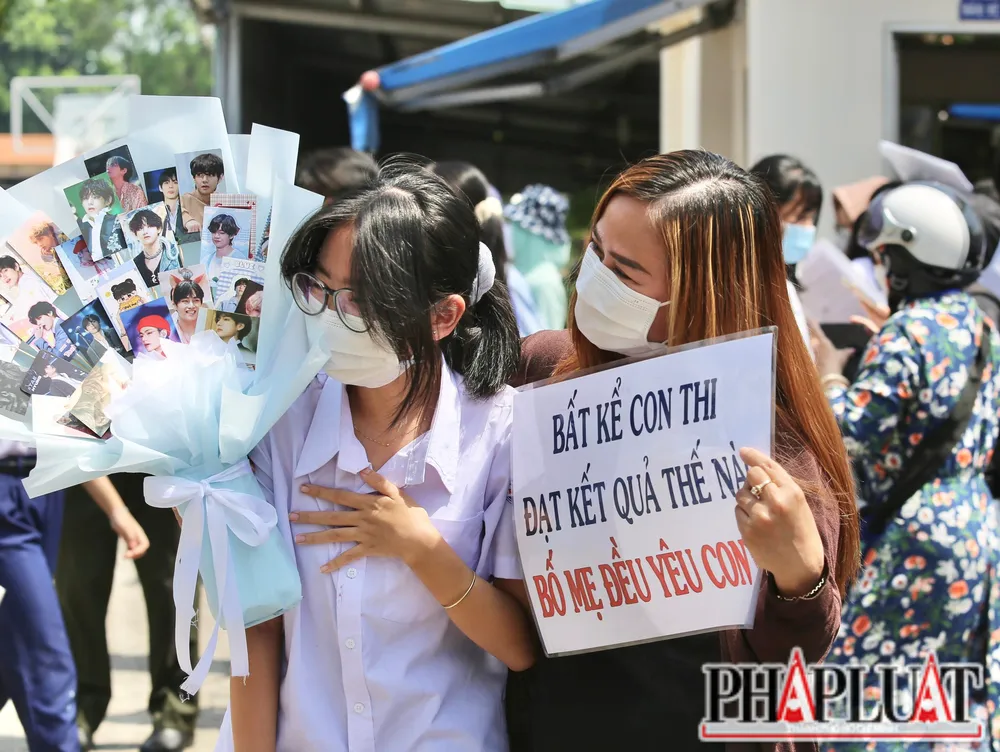 Hai mẹ con vui mừng gặp nhau sau giờ thi môn Toán. Ảnh: Hoàng Giang Hai mẹ con vui mừng gặp nhau sau giờ thi môn Toán. Ảnh: Hoàng Giang