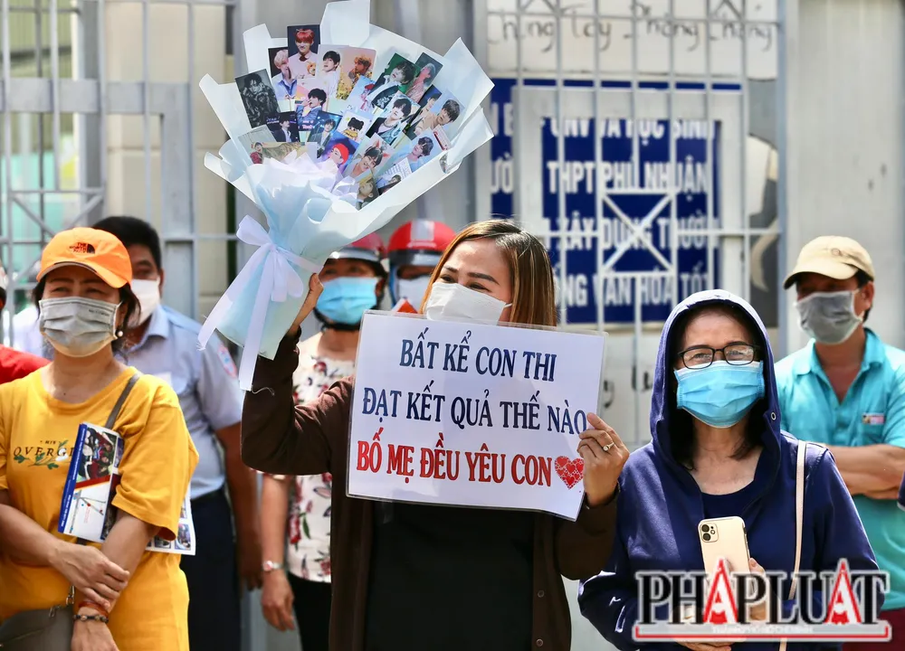 Chị Thùy Trâm đang đợi con gái trước điểm thi. Ảnh: Hoàng Giang Chị Thùy Trâm đang đợi con gái trước điểm thi. Ảnh: Hoàng Giang