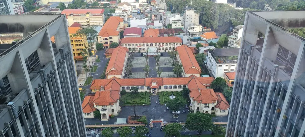 Trong thời gian con làm bài, anh Hòa tranh thủ giải quyết công việc và ... chụp ảnh ngôi trường cổ kính, điểm thi của con. Ảnh: NVCC Trong thời gian con làm bài, anh Hòa tranh thủ giải quyết công việc và ... chụp ảnh ngôi trường cổ kính, điểm thi của con. Ảnh: NVCC