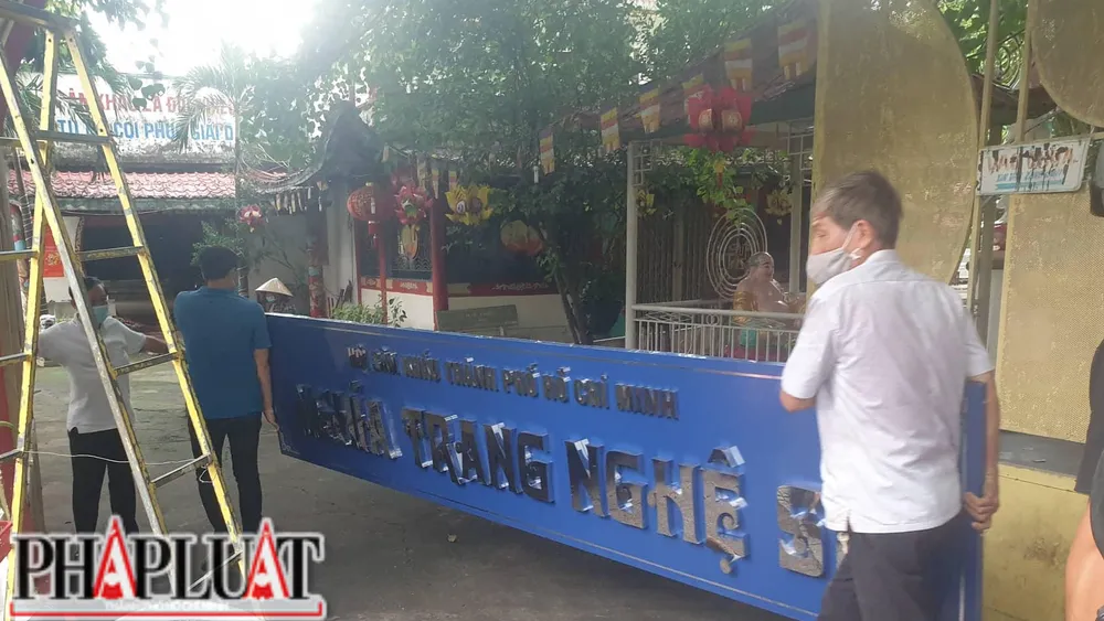 Tấm bảng Nghĩa trang nghệ sĩ đã được gỡ xuống chiều nay. Ảnh: Văn Hà