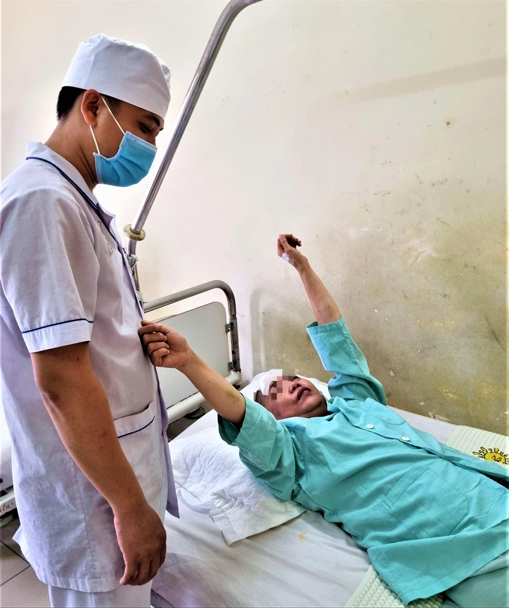 Trong ảnh bện nhân đã đang cử động tay.