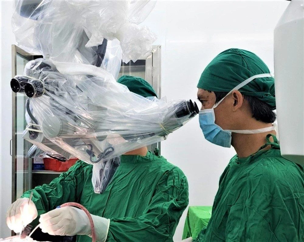 Ê kíp bác sĩ thực hiện ca phẫu thuật.