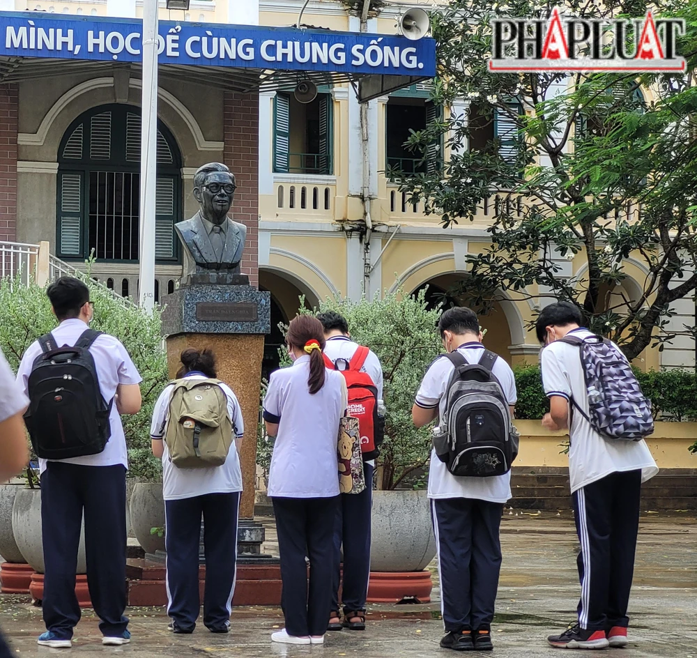 Các thí sinh khấn nguyện dưới cơn mưa nhẹ.