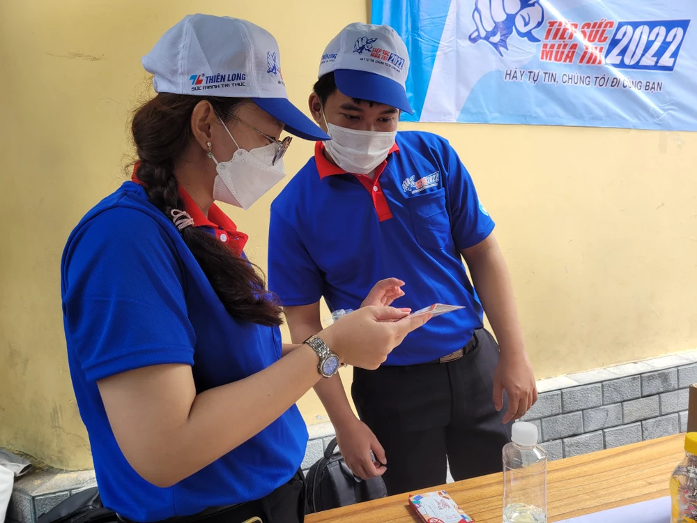 Tuyết Như đang phân công công việc cho các thành viên trong đội của mình". Ảnh: Trí Nhiên