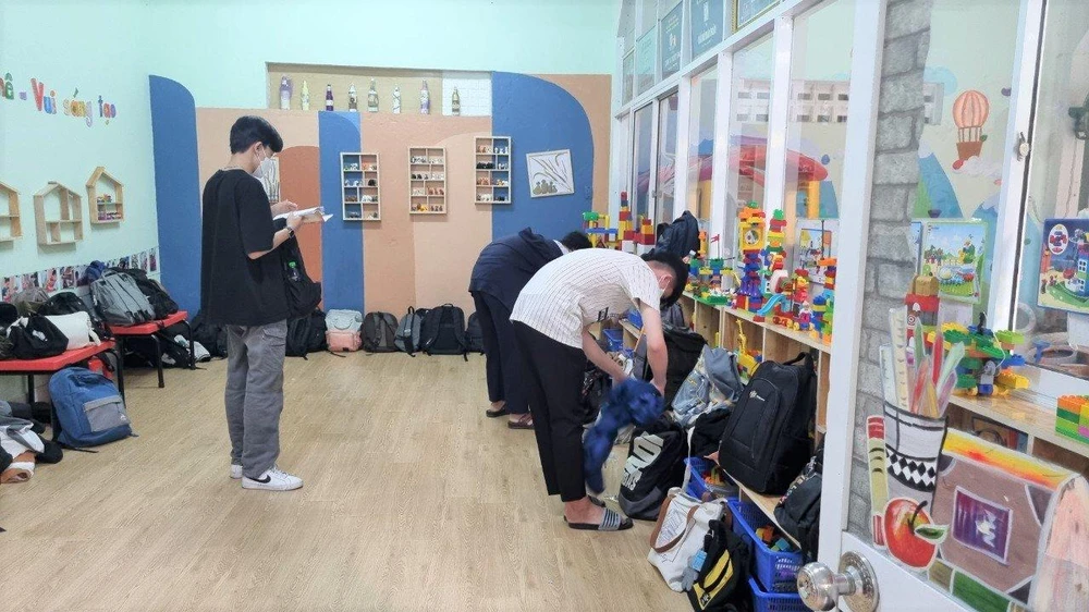 Trường THPT Trần Phú phải mượn phòng của một trường mầm non làm noi chứa vật dụng của thí sinh để đảm bảo khoảng cách 25m. Ảnh: Quang - Tâm