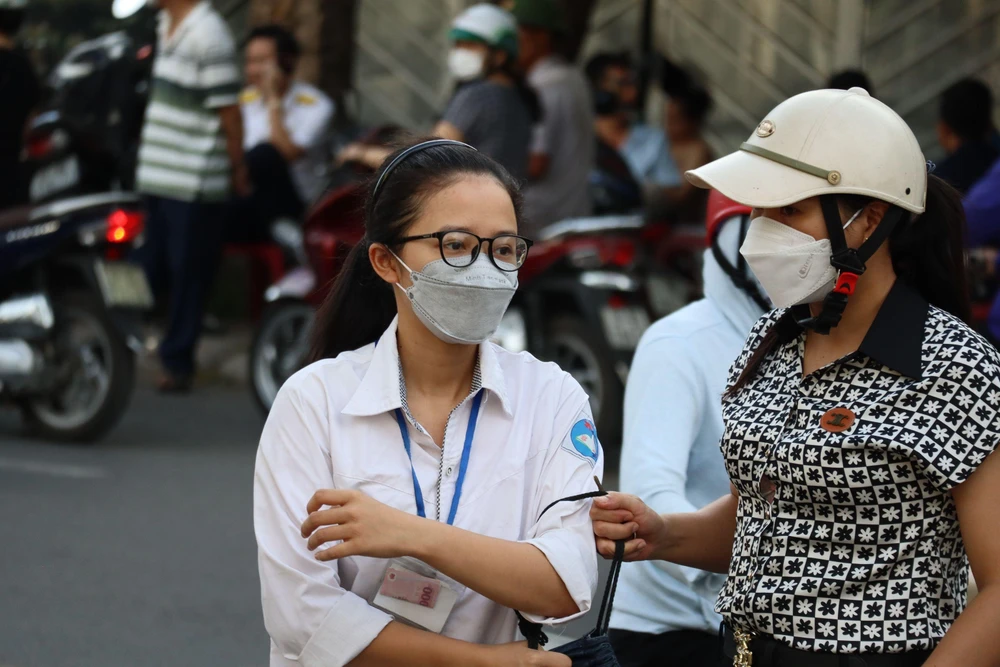 Mẹ động viên và căn dặn con trước khi vào điểm thi ở Trường THPT Lê Viết Thuật (TP Vinh, Nghệ An). Ảnh: Đắc Lam
