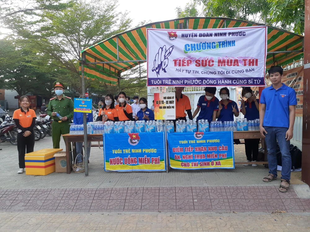 Hình ảnh tiếp sức mùa thi tại điểm trường Nguyễn Huệ huyện Ninh Phước