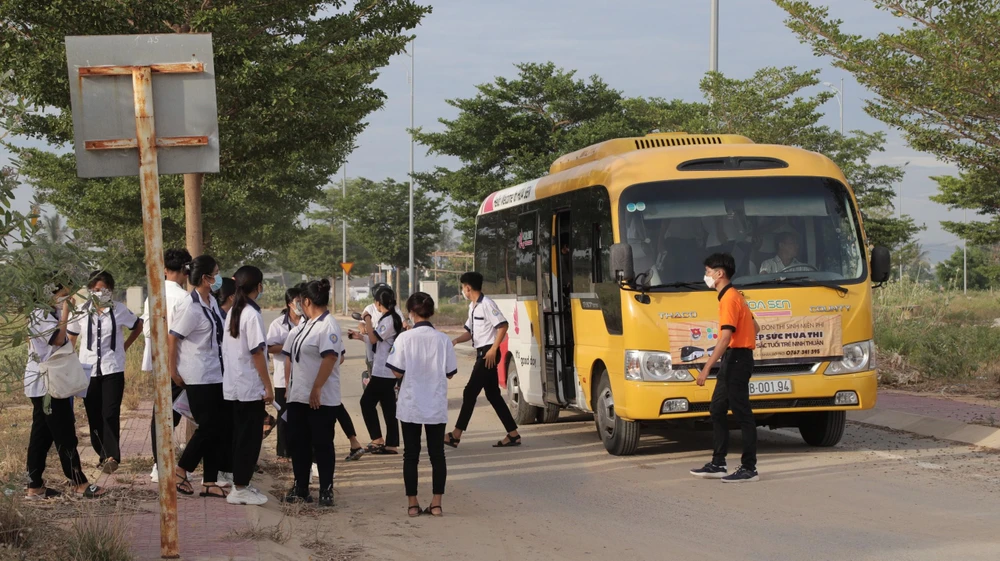 Các thí sinh ở xa được đưa đón đến điểm thi bằng xe ô tô. Ảnh: Thanh Sơn