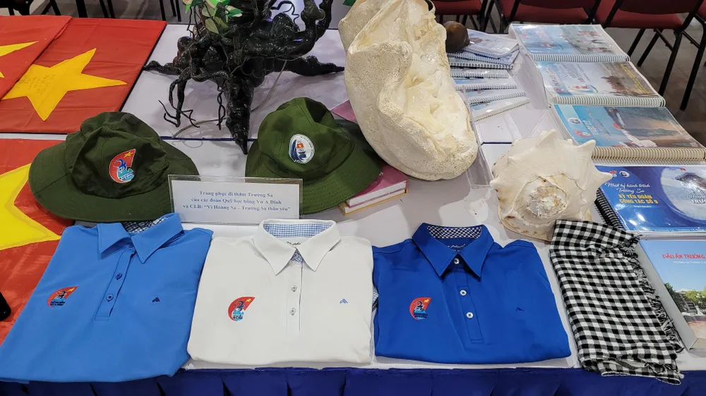 Trang phục đi thăm Trường Sa của các đoàn Quỹ học bổng Vừ A Dính và CLB "Vì Hoàng Sa - Trường Sa thân yêu".