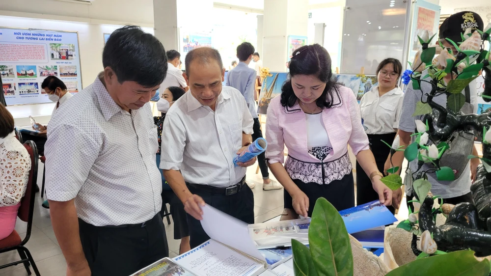 Thành viên các đoàn công tác ra Trường Sa đang xem kỷ yếu của các chuyến hải trình