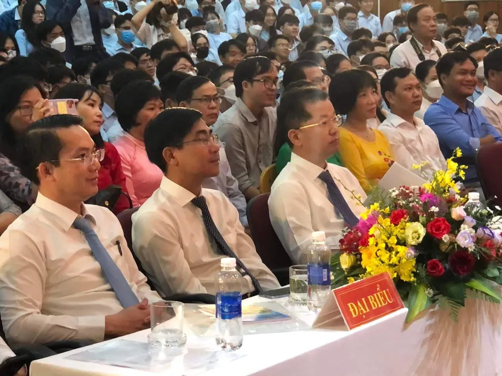 Bí thư Thành ủy TP Đà Nẵng Nguyễn Văn Quảng (thứ 3 từ trái sang) đã đến tham dự lễ khai giảng tại trường THPT chuyên Lê Quý Đôn. Ảnh: MT