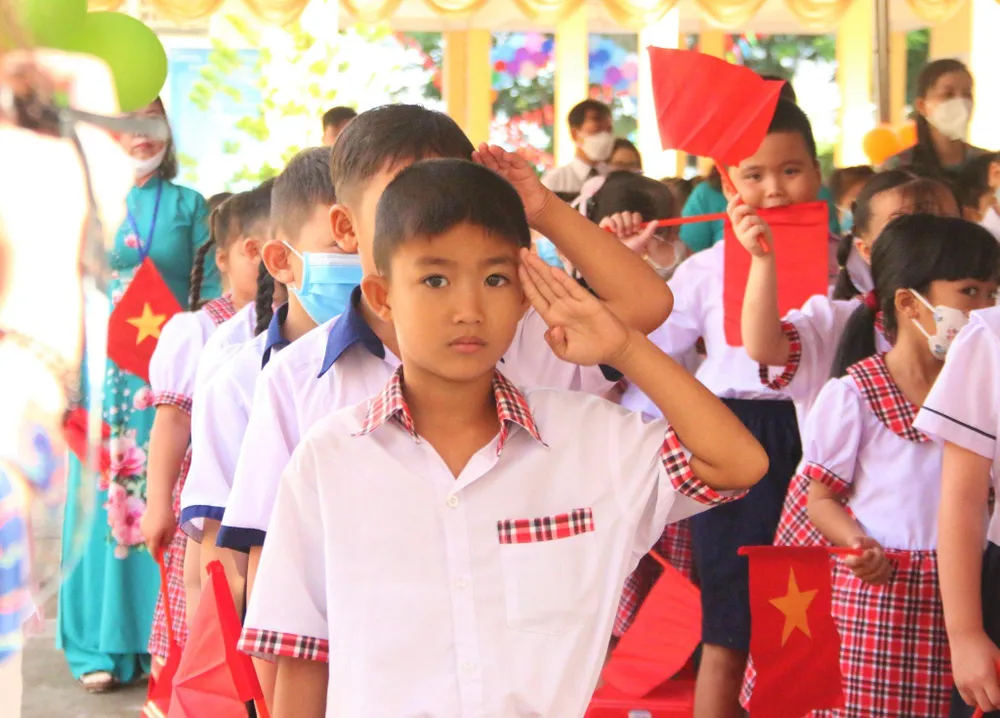 Học sinh trường Tiểu học Lý Nhơn (huyện Cần Giờ) trong buổi lễ khai giảng. Ảnh: THẢO PHƯƠNG Học sinh trường Tiểu học Lý Nhơn (huyện Cần Giờ) trong buổi lễ khai giảng. Ảnh: THẢO PHƯƠNG
