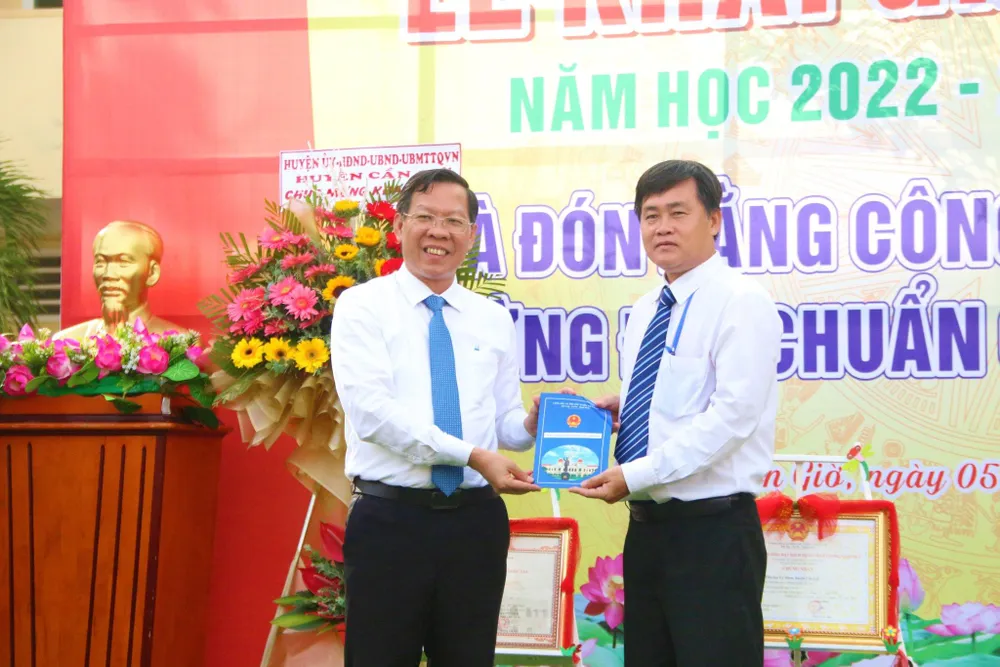 Trường Tiểu học Lý Nhơn nhận bằng khen trường đạt chuẩn quốc gia. Ảnh: THẢO PHƯƠNG Trường Tiểu học Lý Nhơn nhận bằng khen trường đạt chuẩn quốc gia. Ảnh: THẢO PHƯƠNG