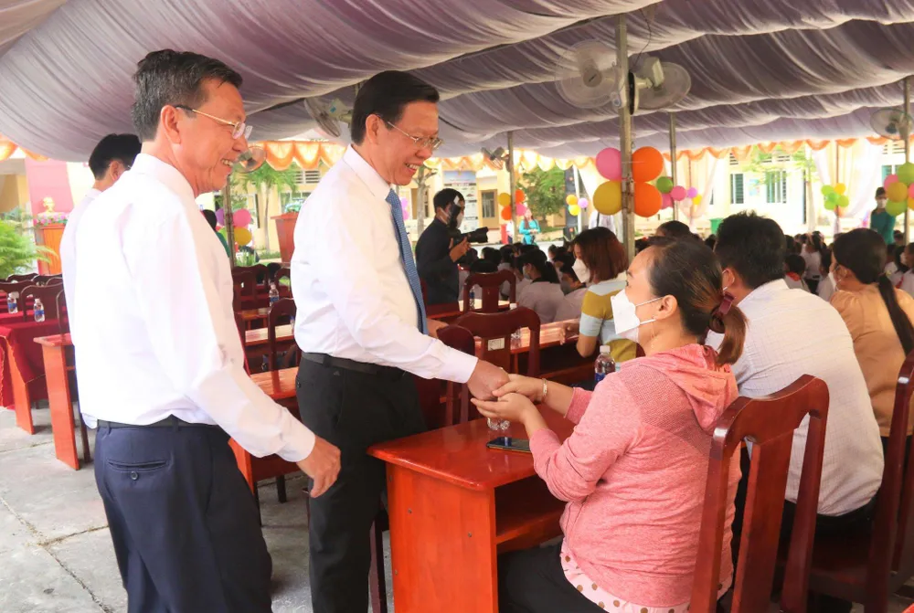 Chủ tịch UBND TP.HCM Phan Văn Mãi thăm hỏi các phụ huynh. Ảnh: THẢO PHƯƠNG Chủ tịch UBND TP.HCM Phan Văn Mãi thăm hỏi các phụ huynh. Ảnh: THẢO PHƯƠNG
