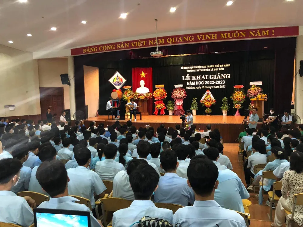 Học sinh trường THPT Chuyên Lê Quý Đôn dự lễ khai giảng. Ảnh: MT