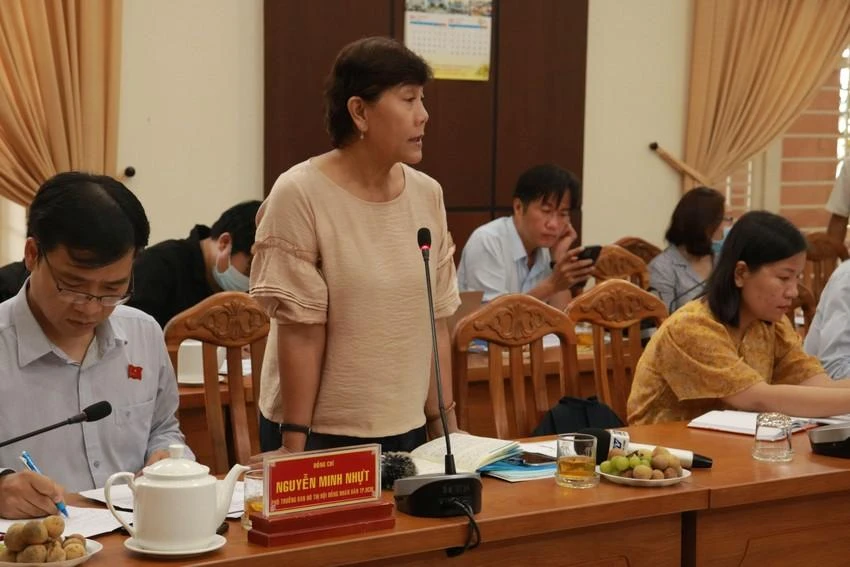 TS Nguyễn Thị Hậu chia sẻ về Lò gốm cổ Hưng Lợi. Ảnh: VÕ THƠ