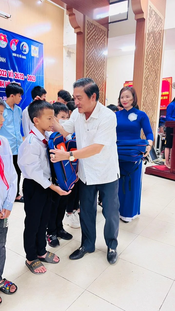 Ông Nguyễn Thuận trao học bổng các cháu học sinh ở huyện Hương Khê ( Hà Tĩnh)