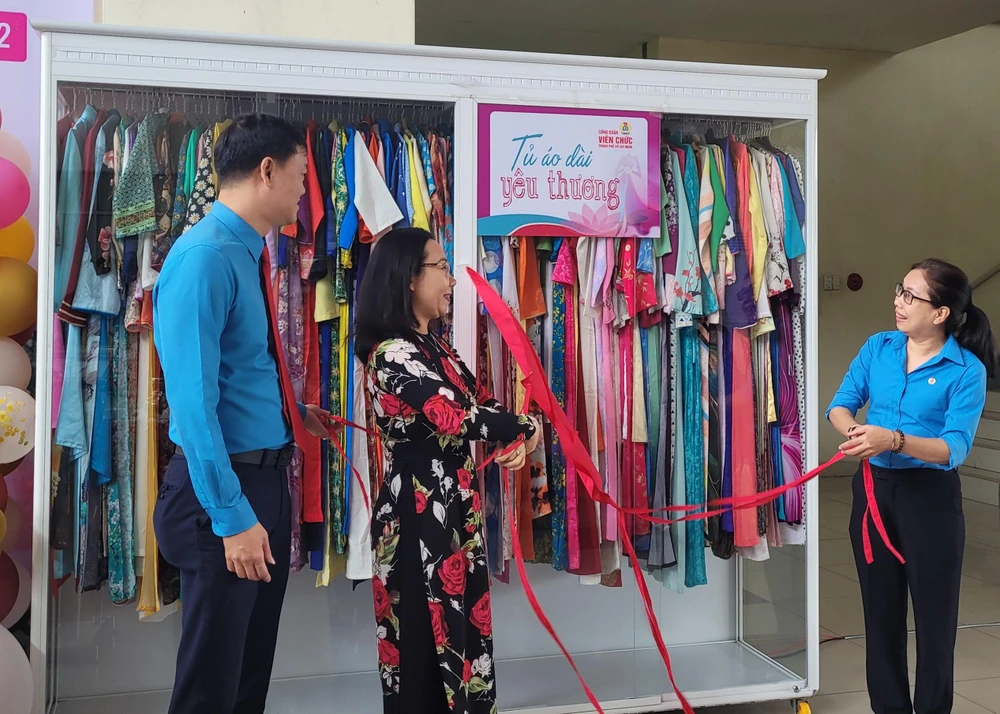Công đoàn viên chức thành phố khánh thành "Tủ áo dài yêu thương" hơn 300 bộ để nữ công nhân Khu công nghệ cao mượn dịp lễ, tết, cưới hỏi.