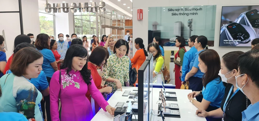 Đoàn đại biểu tham quan khu trưng bày tại công ty Samsung