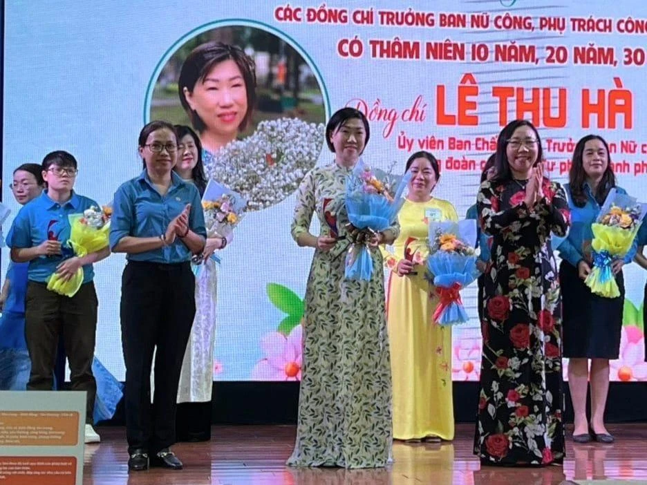 Chị Lê Thi Hà (giữa) là 1 trong 11 trưởng ban nữ công, có thâm niên làm công tác nữ công 20 năm