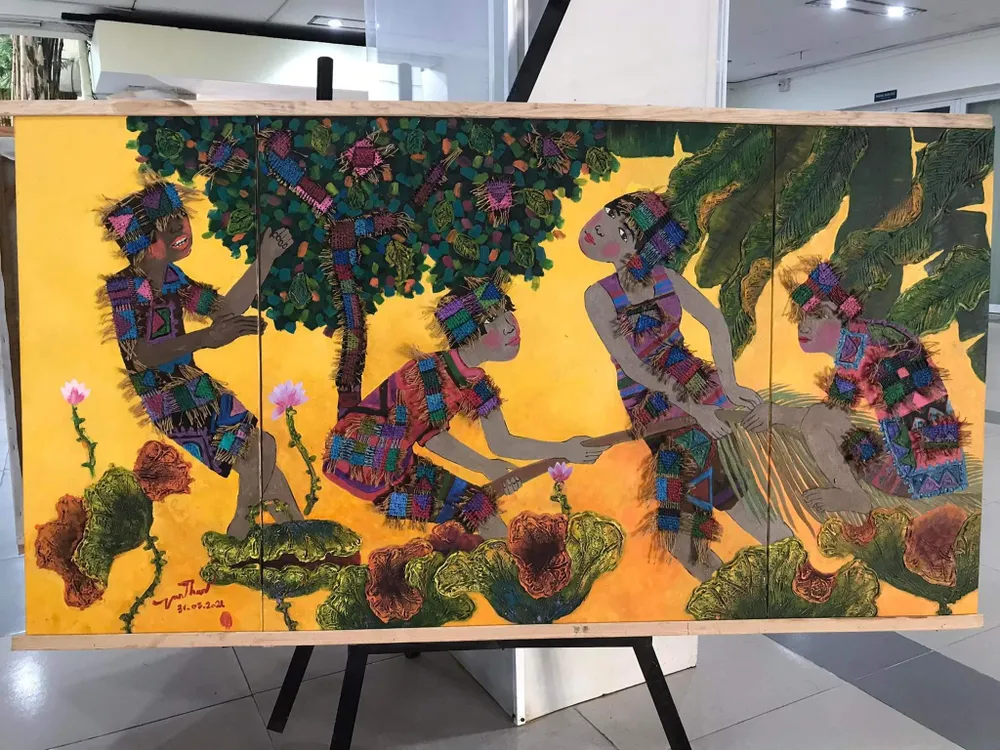 Tranh Kéo mo cau. Ảnh: Ái Phương