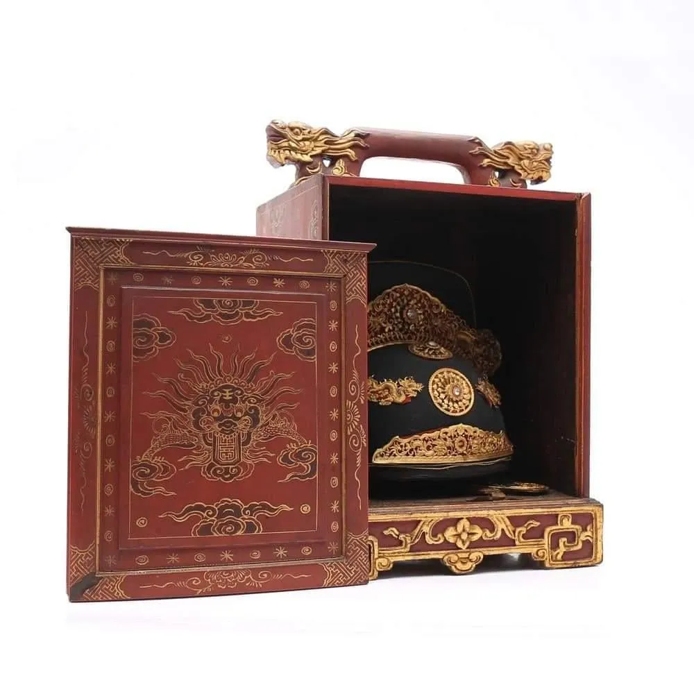 Hình ảnh chiếc mũ quan triều Nguyễn được công bố trên trang web www.invaluable.com của nhà đấu giá Balclis (Tây Ban Nha). Sau đó đã được một doanh nghiệp Việt Nam mua và tặng lại cho tỉnh Thừa Thiên-Huế.