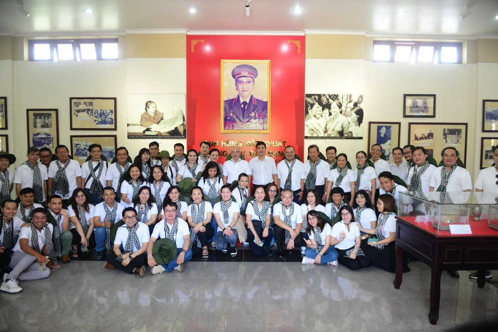 Đoàn chụp ảnh lưu niệm tại khu tưởng niệm nữ tướng Nguyễn Thị Định. Ảnh: BTC