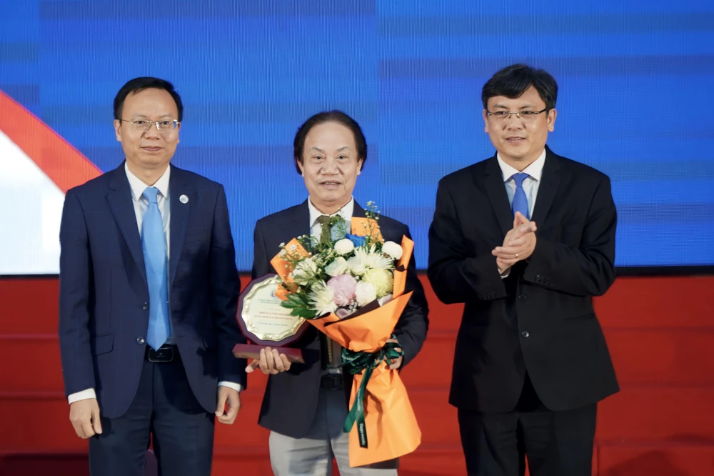 NGND.GS.TS Trần Doãn Sơn vừa được Hiệu trưởng Trường ĐH Bách khoa vinh danh vì có thành tích xuất sắc trong năm học 2021-2022. Ảnh: THY HUYỀN