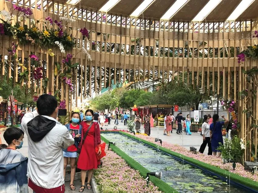 Du khách tham quan đường hoa Nguyễn Huệ dịp Tết 2021. Ảnh: Tú Uyên Du khách tham quan đường hoa Nguyễn Huệ dịp Tết 2021. Ảnh: Tú Uyên