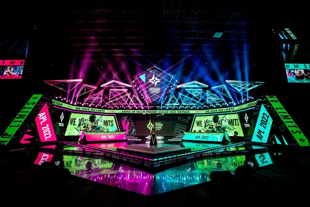 Sân khấu thi đấu được đầu tư hoành tráng để phục vụ giải đấu. Ảnh: CTLQ Sân khấu thi đấu được đầu tư hoành tráng để phục vụ giải đấu. Ảnh: CTLQ