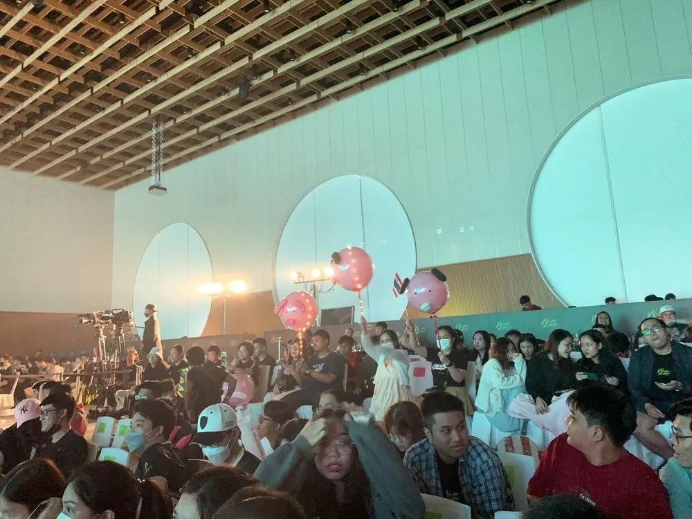 Khán giả Thái Lan vỡ òa khi đội nhà lên ngôi vô địch. Ảnh: Minh Trí Khán giả Thái Lan vỡ òa khi đội nhà lên ngôi vô địch. Ảnh: Minh Trí