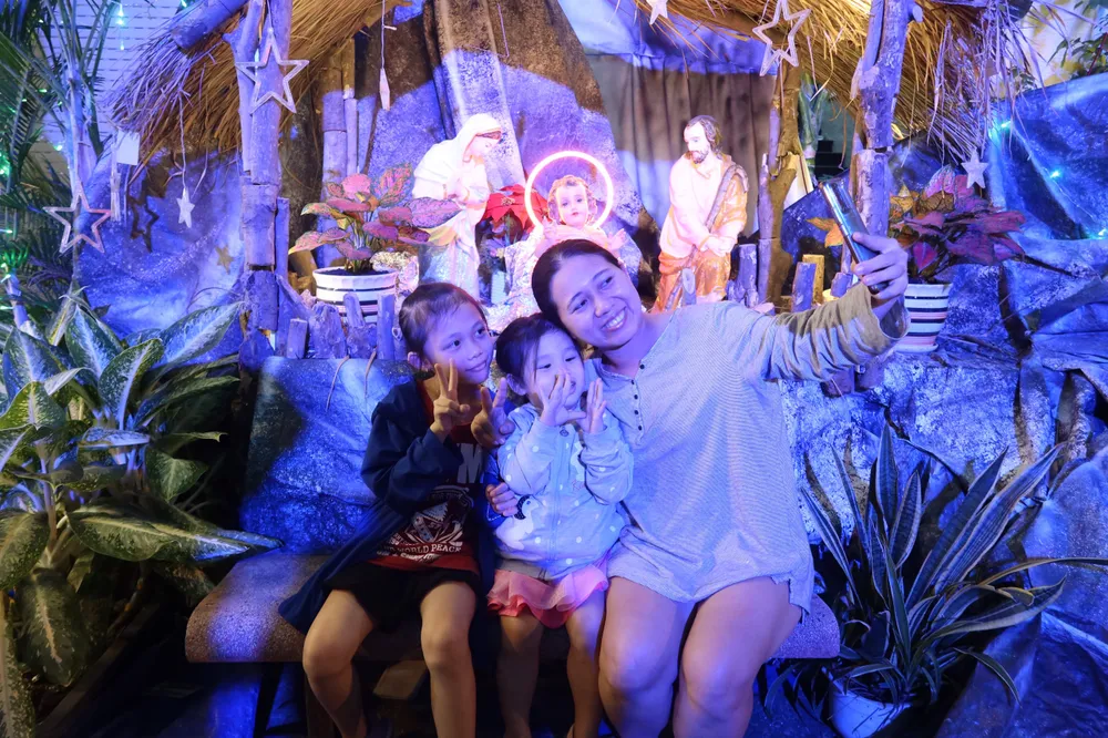 Mẹ con chị Phương tự chụp những bức ảnh lung linh trong đêm Noel Mẹ con chị Phương tự chụp những bức ảnh lung linh trong đêm Noel