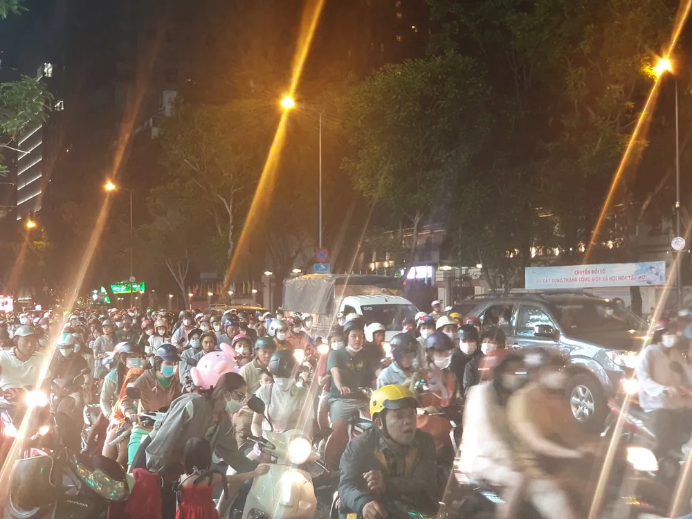 Dòng người đông đúc di chuyển từng chút một quanh khu vực nhà thờ Đức Bà Dòng người đông đúc di chuyển từng chút một quanh khu vực nhà thờ Đức Bà