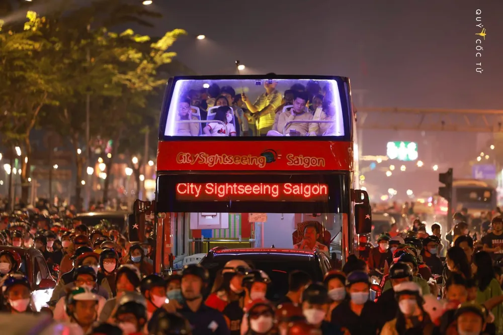 Người dân TP.HCM nô nức đổ ra đường đón Giáng sinh. Ảnh: Ngô Trần Hải An Người dân TP.HCM nô nức đổ ra đường đón Giáng sinh. Ảnh: Ngô Trần Hải An