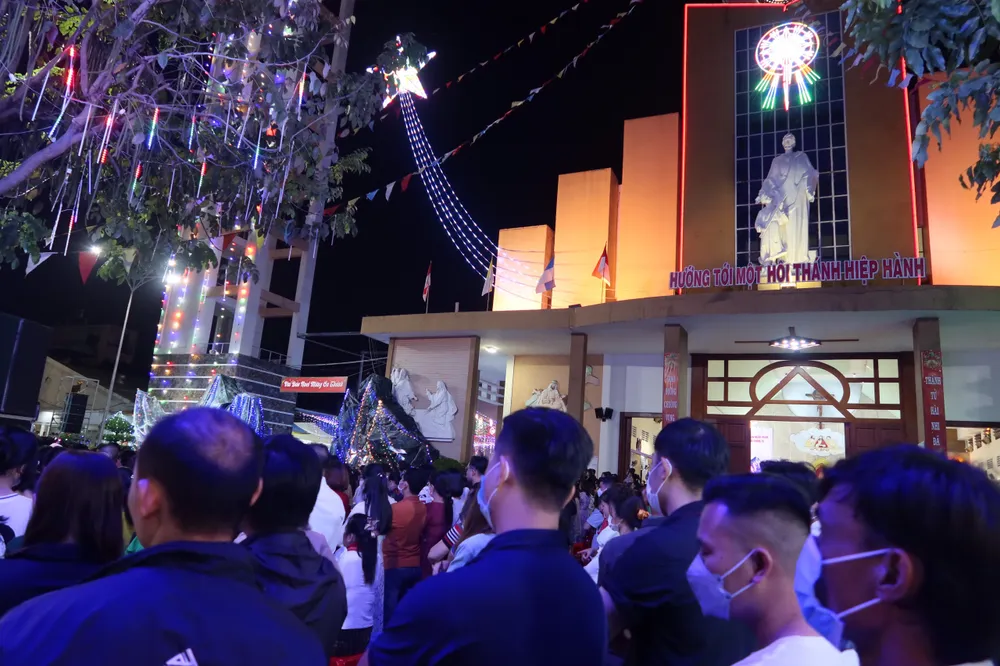 Gần đến 24 giờ đêm, người dân thành kính làm lễ tại Giáo xứ Tân Phú Gần đến 24 giờ đêm, người dân thành kính làm lễ tại Giáo xứ Tân Phú