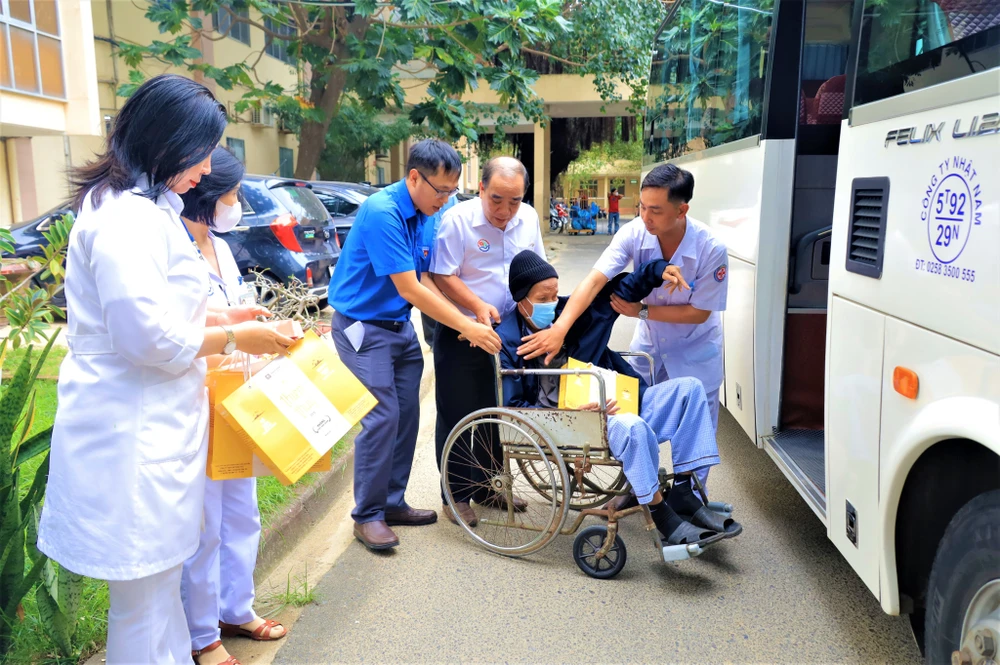 Bs Phan Hữu Chính, GĐ bệnh viện đa khoa tỉnh Khánh Hòa (giữa), tham gia đưa bệnh nhân lên xe