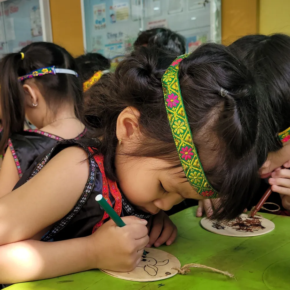 Tô màu cho trên tranh gỗ