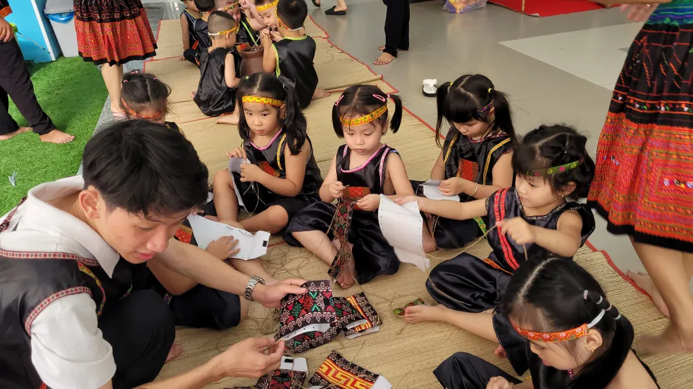 Tập làm túi thổ cẩm