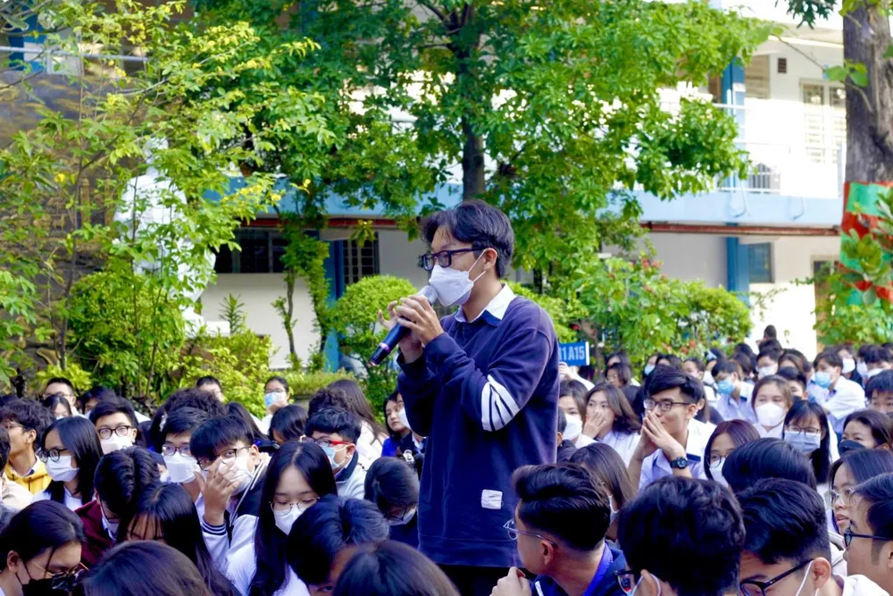 Em Trần Võ Thế Huy chia sẻ về vấn đề sử dụng ChatGPT của mình. Ảnh: Tú Ngân