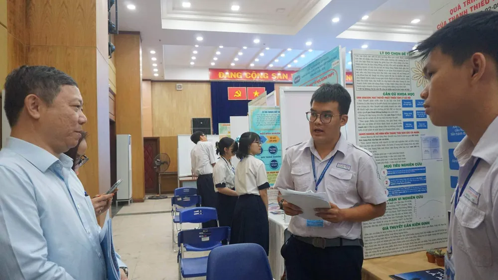 Ông Dương Anh Đức - phó chủ tịch UBND TP.HCM, tìm hiểu và trò chuyện với Lê Đông Nguyên và Nguyễn Minh Huy, học sinh lớp 11 Trường THPT chuyên Trần Đại Nghĩa, tác giả của bộ cẩm nang "Tôi là ai?" - Ảnh: Nguyễn Quyên Ông Dương Anh Đức - phó chủ tịch UBND TP.HCM, tìm hiểu và trò chuyện với Lê Đông Nguyên và Nguyễn Minh Huy, học sinh lớp 11 Trường THPT chuyên Trần Đại Nghĩa, tác giả của bộ cẩm nang "Tôi là ai?" - Ảnh: Nguyễn Quyên