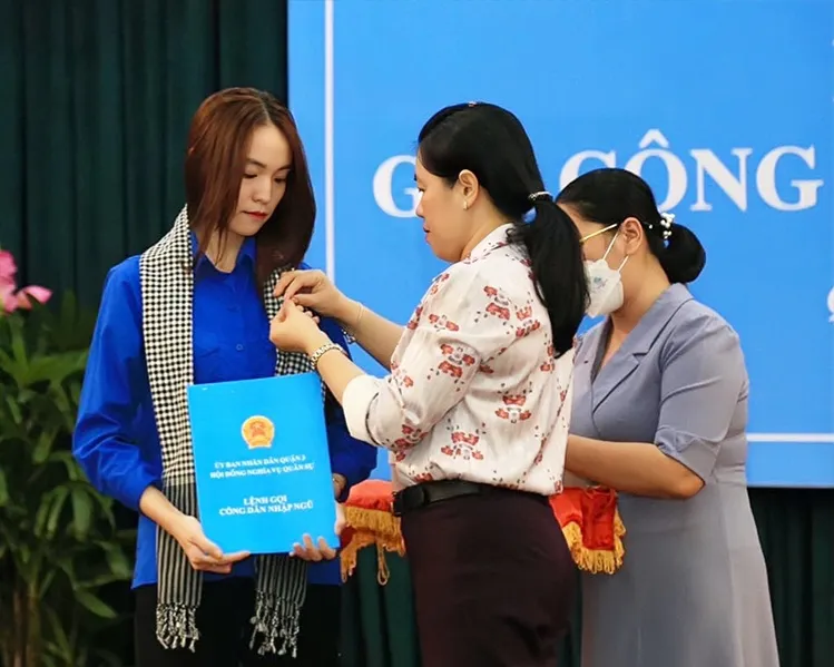 Em An Vũ Kim Phụng nhận lệnh gọi công dân nhập ngũ năm 2023. Ảnh: NVCC Em An Vũ Kim Phụng nhận lệnh gọi công dân nhập ngũ năm 2023. Ảnh: NVCC