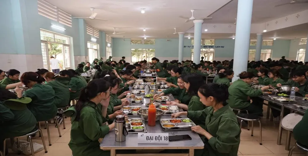 Sinh viên Trường ĐH KHXH&NV và Học viện Cán bộ TP.HCM đang trải nghiệm nếp sống quân đội ở Trung tâm Giáo dục quốc phòng và an ninh (ĐH Quốc gia TP.HCM). Ảnh: HOÀNG QUANH Sinh viên Trường ĐH KHXH&NV và Học viện Cán bộ TP.HCM đang trải nghiệm nếp sống quân đội ở Trung tâm Giáo dục quốc phòng và an ninh (ĐH Quốc gia TP.HCM). Ảnh: HOÀNG QUANH