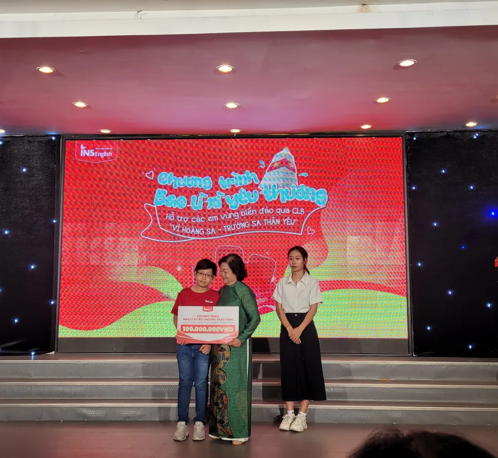 Bà Trương Mỹ Hoa, Chủ nhiệm CLB Vì Hoàng Sa - Trường Sa thân yêu tiếp nhận quà tặng là 100 triệu đồng từ Hệ thống Anh ngữ Quốc tế INS English. Bà Trương Mỹ Hoa, Chủ nhiệm CLB Vì Hoàng Sa - Trường Sa thân yêu tiếp nhận quà tặng là 100 triệu đồng từ Hệ thống Anh ngữ Quốc tế INS English.