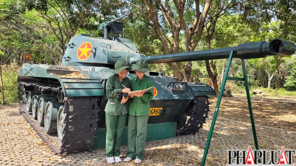 Dương Châu Ngọc (trái) và Đàm Thị Cẩm Tú. Ảnh: Kha Nhiên Dương Châu Ngọc (trái) và Đàm Thị Cẩm Tú. Ảnh: Kha Nhiên